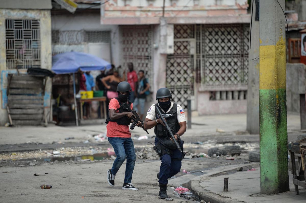 Agentes de policía patrullan un barrio en medio de la violencia relacionada con las bandas en el centro de Puerto Príncipe. / Foto: AFP/Getty Images