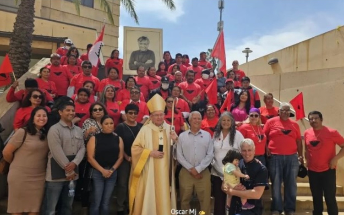 Arzobispo Gómez, familiares de César Chávez y miembros de la comunidad.