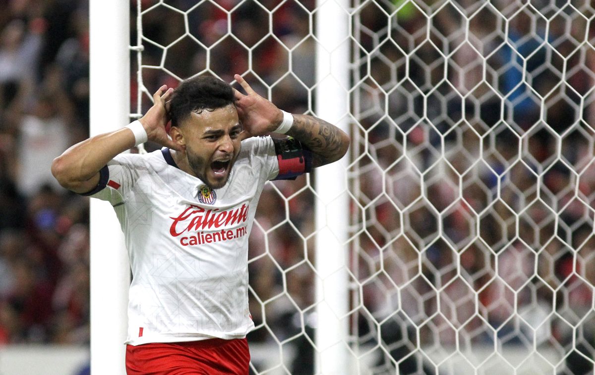 Alexis Vega celebrando gol con Chivas del Guadalajara. 