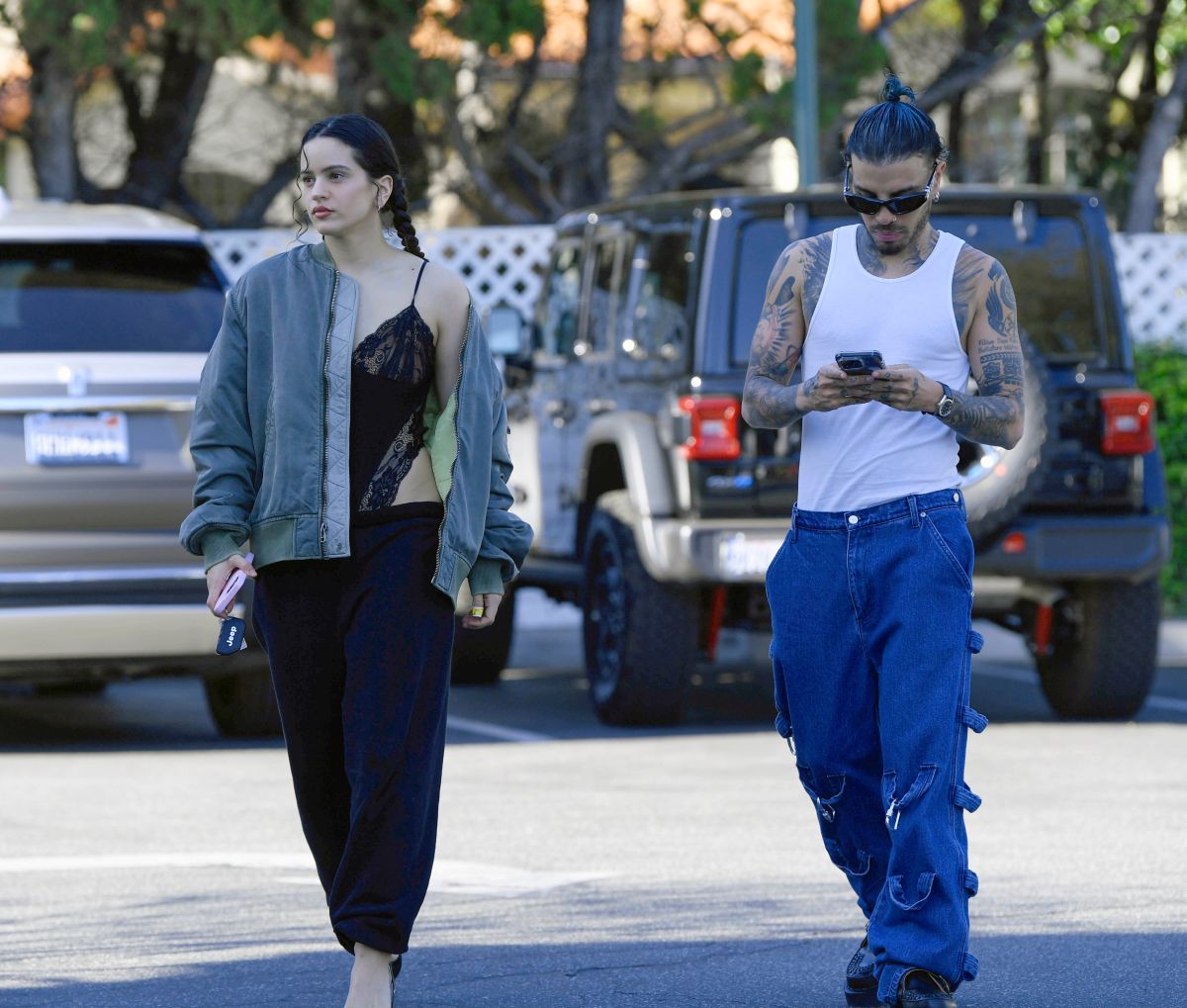 Rosalía y Rauw Alejandro paseando por Los Ángeles.
