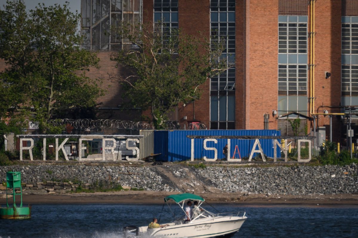 La prisión Rikers Island estaría recibiendo al exmandatario. 