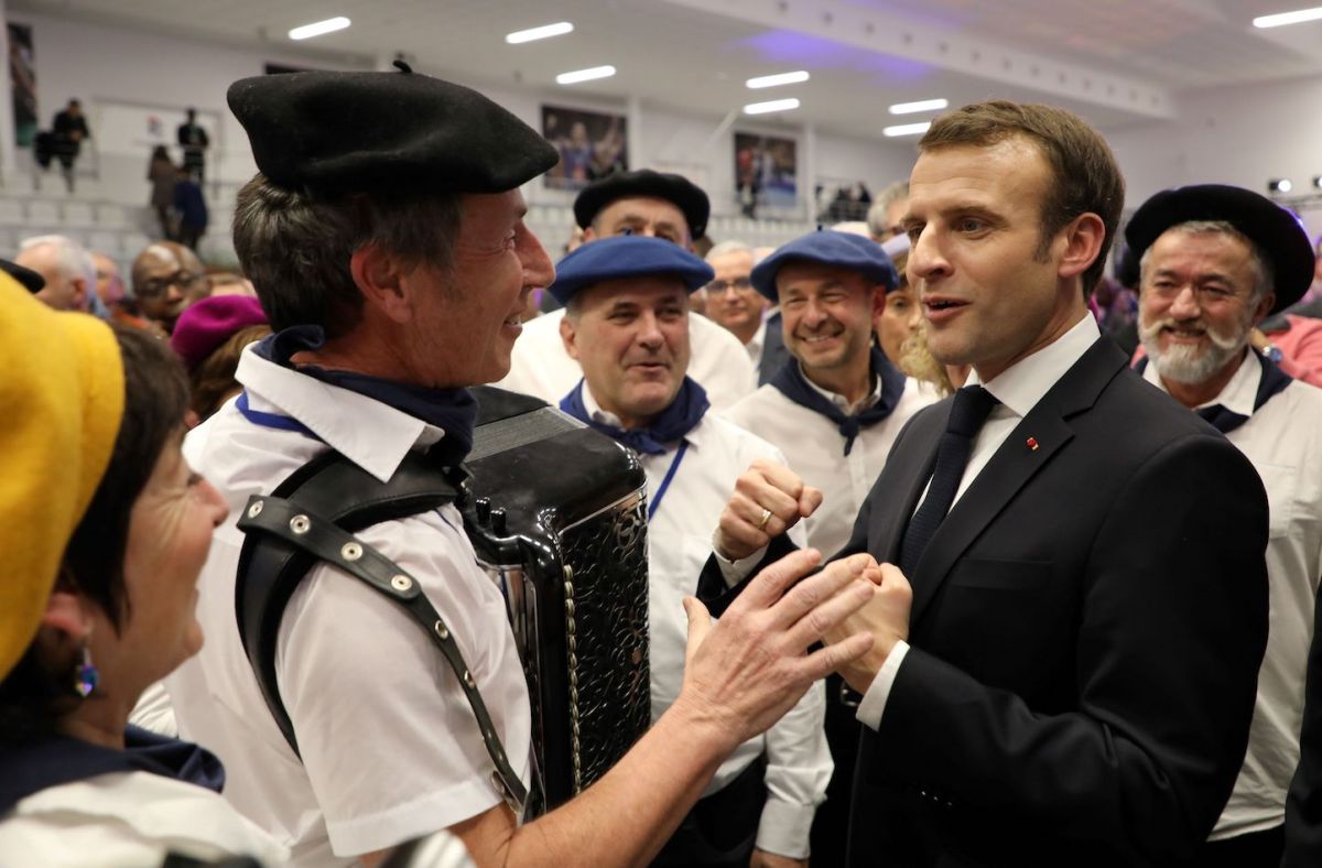 El martes salió a la  luz un vídeo en el que se ve al presidente francés, Emmanuel Macron, cantando una canción tradicional en la calle. / Foto: AFP/Getty Images