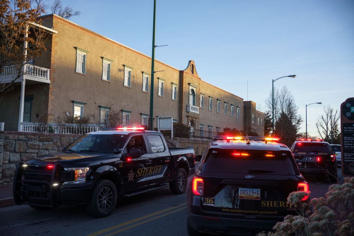 La Policía Estatal de Nuevo México informó que ha abierto una investigación después de que los agentes respondieran por error a una dirección equivocada y dispararan mortalmente al propietario armado. / Foto: AFP/Getty Images