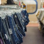 Según algunos consumidores, la práctica de algunos compradores de la Generación Z ,que adquieren ropa de segunda mano en tiendas como  Goodwill y Salvation Army para revenderla, también ha encarecido los precios.