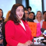 La asambleísta Wendy Carrillo, nacida en El Salvador, pero quien creció en Boyle Heights y City Terrace, anuncia que buscará desbancar al concejal Kevin de León. (Aurelia Ventura/La Opinion)