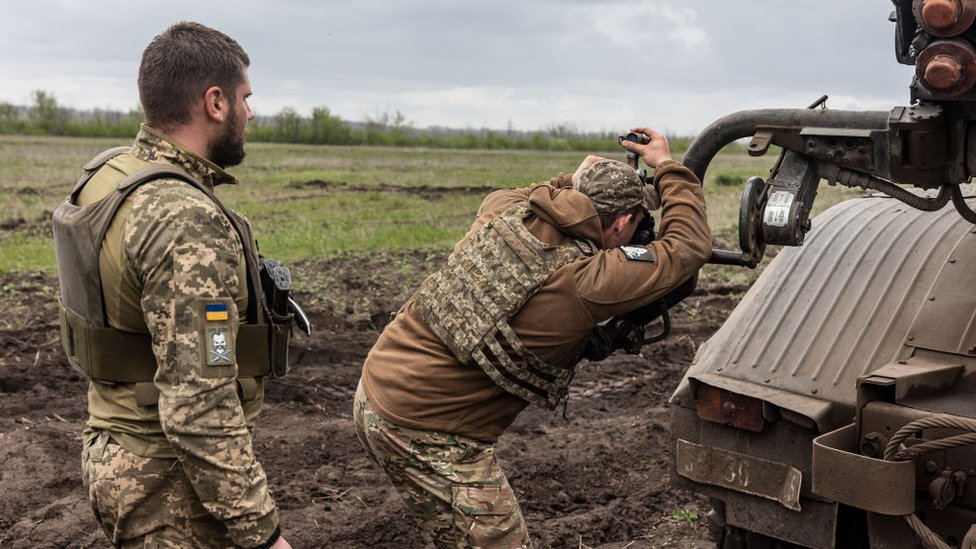 Soldados ucranianos apuntan hacia Bajmut