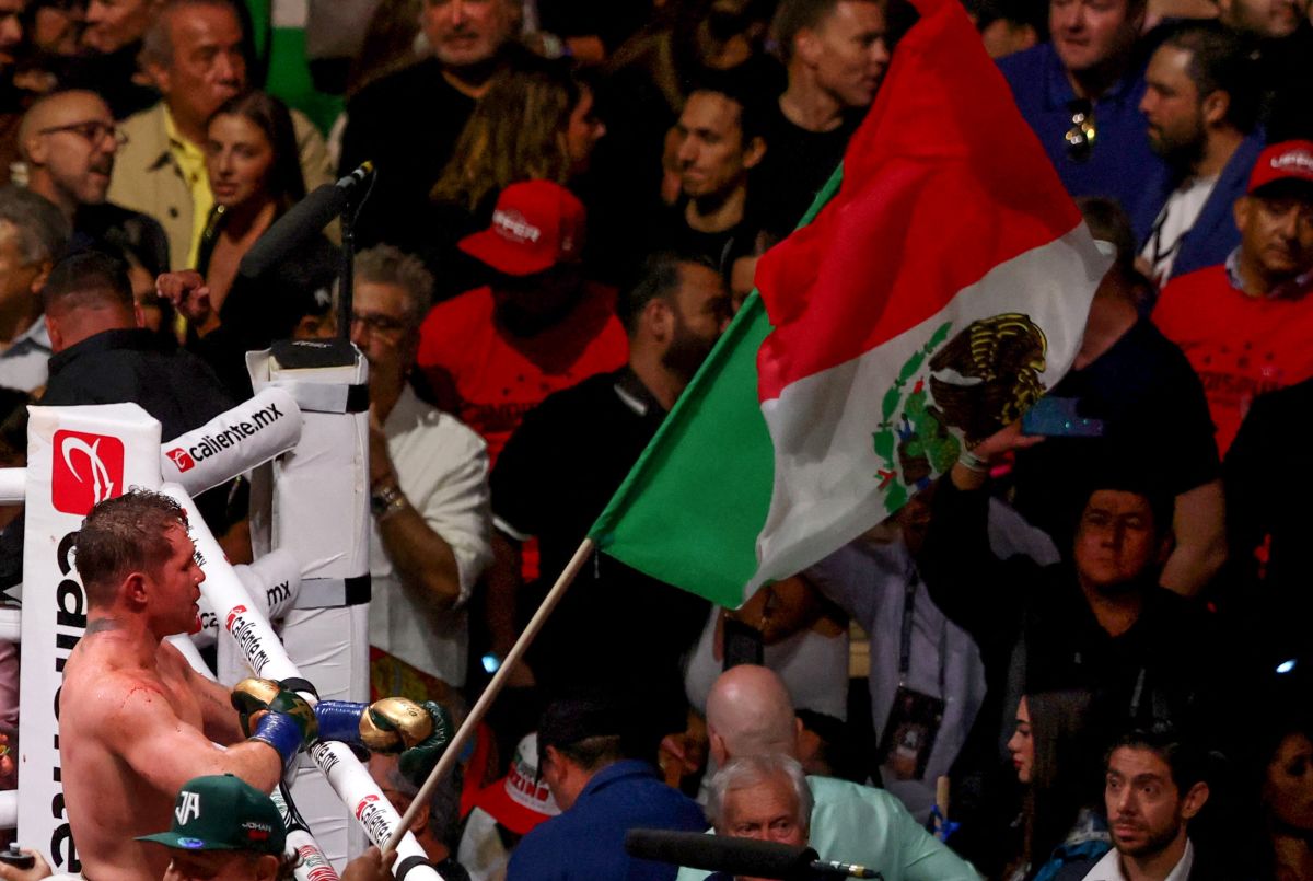 Celebración de Saúl 'Canelo' Álvarez con la bandera de México. Foto: ULISES RUIZ/ AFP vía Getty Images.