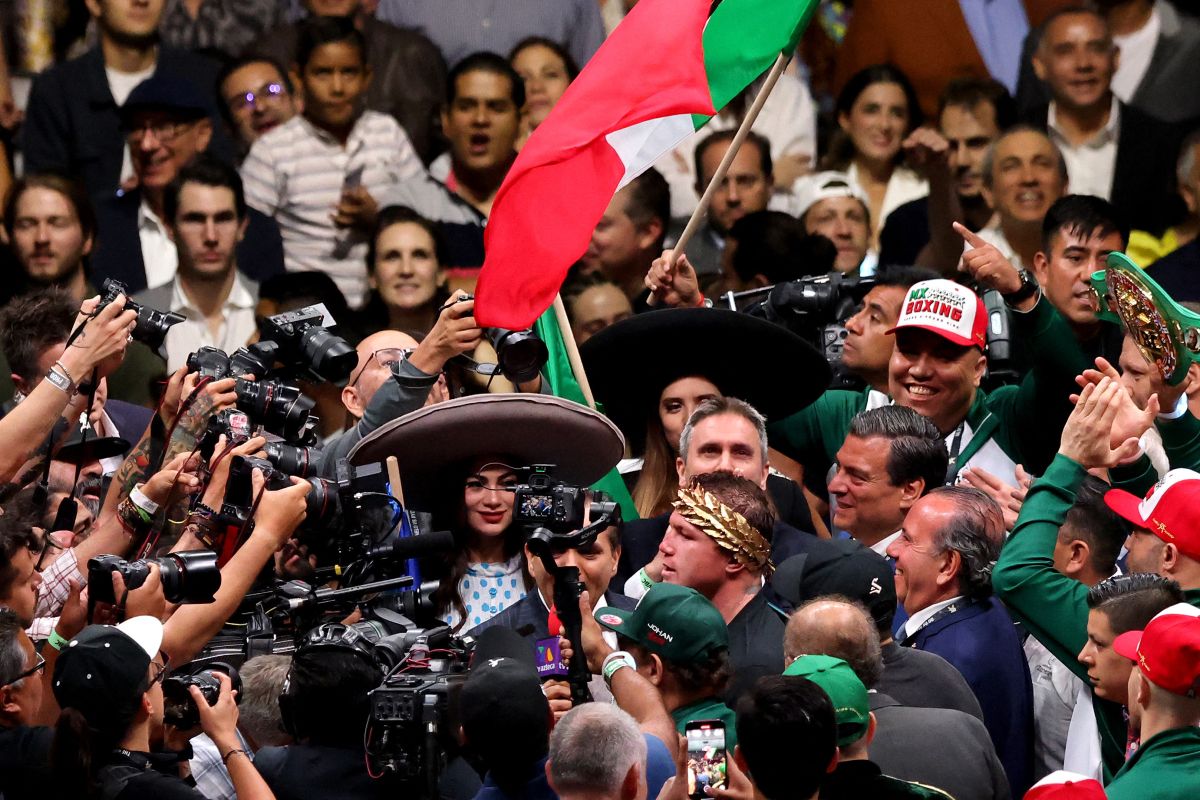 Celebración de Saúl 'Canelo' Álvarez con la bandera de México. Foto: ULISES RUIZ/ AFP vía Getty Images.