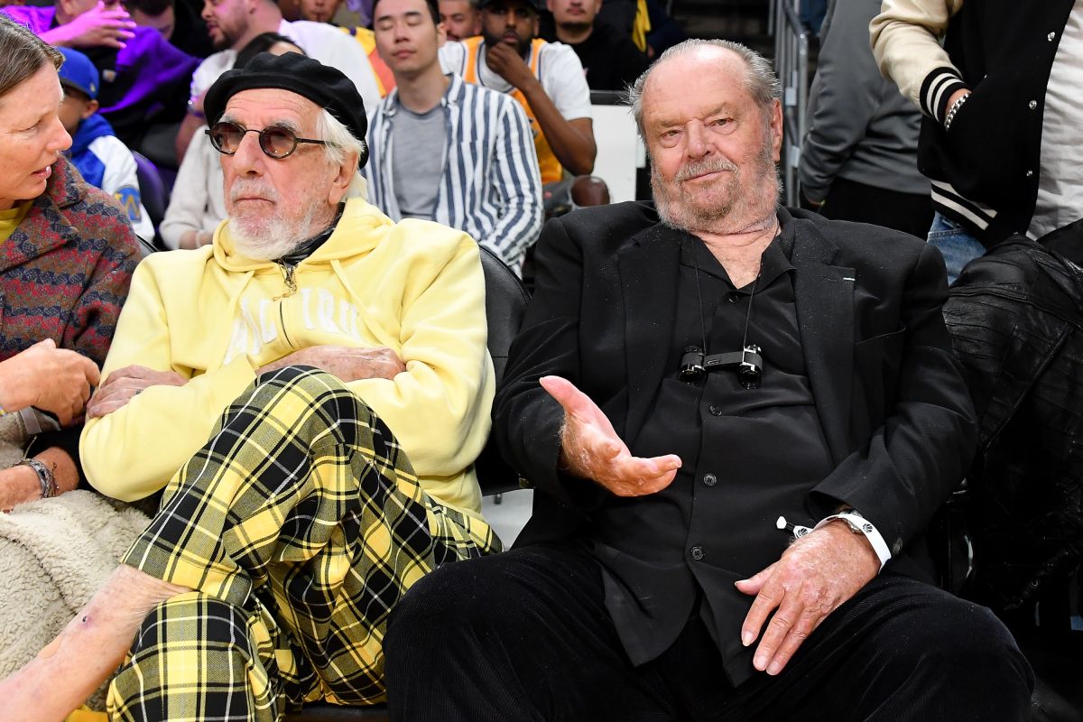 LOS ANGELES, CALIFORNIA - MAY 08: Lou Adler (L) and Jack Nicholson attend a playoff basketball game between the Los Angeles Lakers and the Golden State Warriors at Crypto.com Arena on May 08, 2023 in Los Angeles, California. (Photo by Allen Berezovsky/Getty Images)