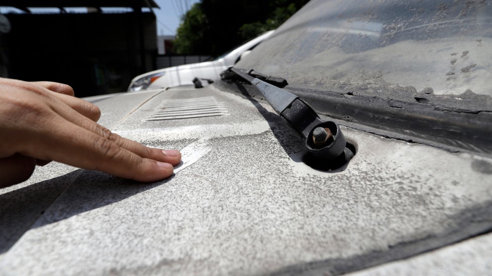 Cenizas volcánicas sobre un auto.