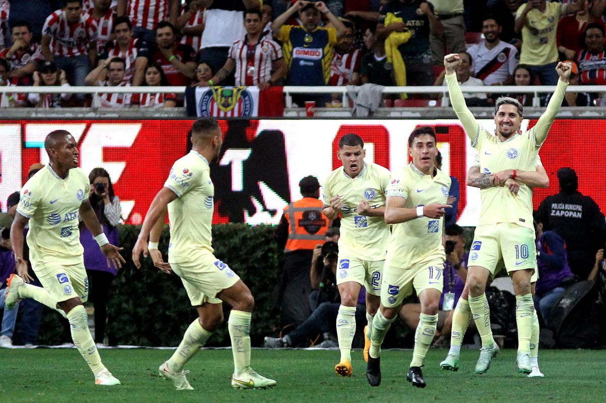 Alejandro Zendejas celebra el gol con sus compañeros del América.