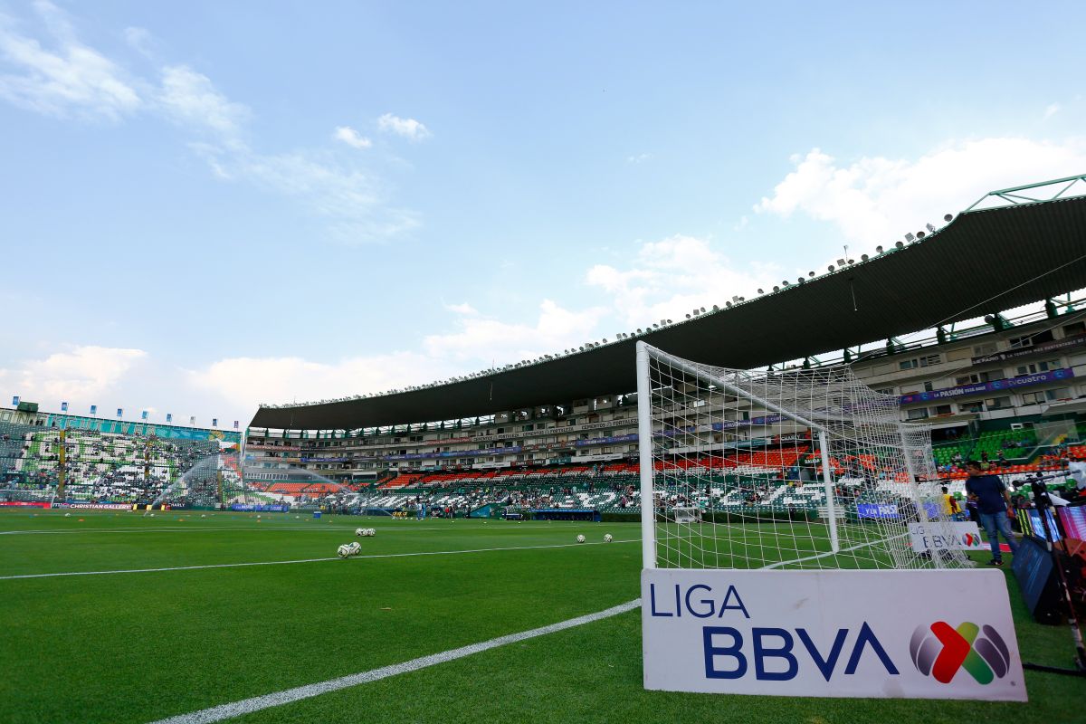 Cartel de la Liga MX en el estadio de Club León.