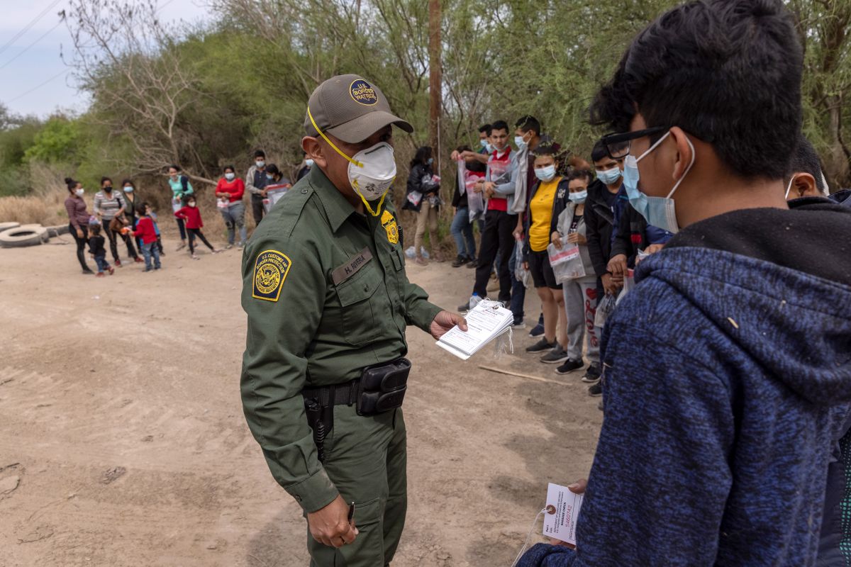 Los inmigrantes siguen llegando a la frontera con la esperanza de hallar asilo en EE.UU.