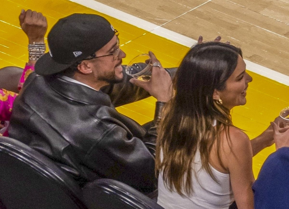Bad Bunny y Kendall Jenner en un juego de Los Angeles Lakers.
