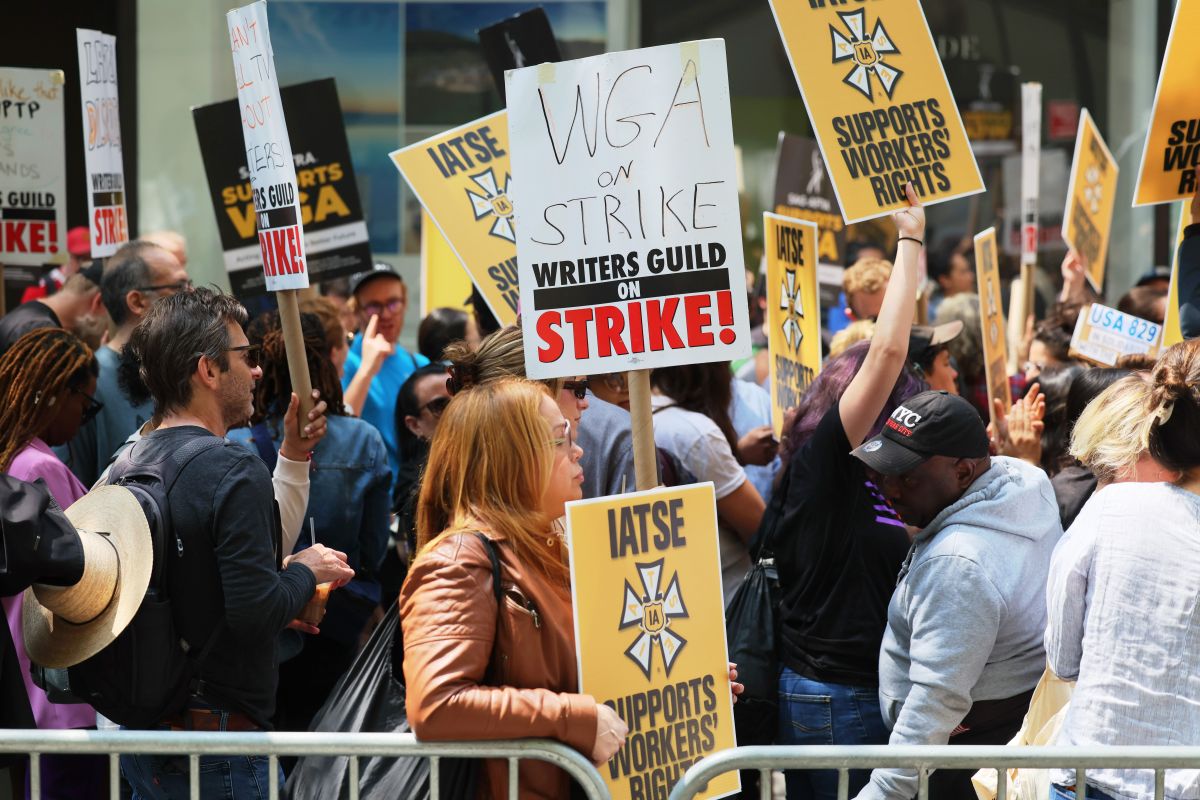 Miembros de Writers Guild of America (WGA) East participan en un evento de la huelga ante las oficinas de NBCUniversal en Nueva York.