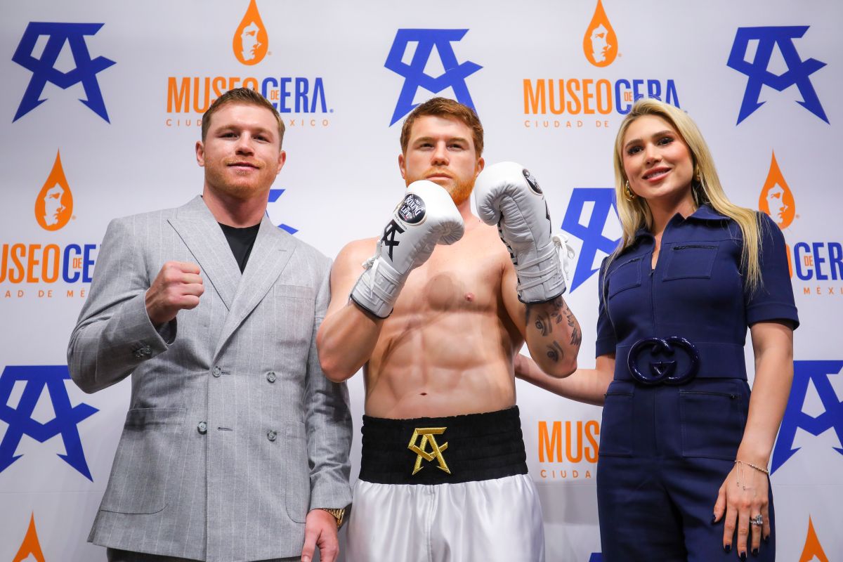 Canelo Álvarez junto a su esposa y la figura de cera.