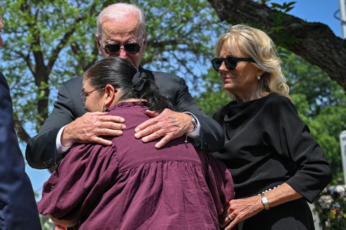 El presidente Joe Biden abraza a Mandy Gutiérrez, directora de la escuela primaria Robb, en Uvalde, el 29 de mayo de 2022.