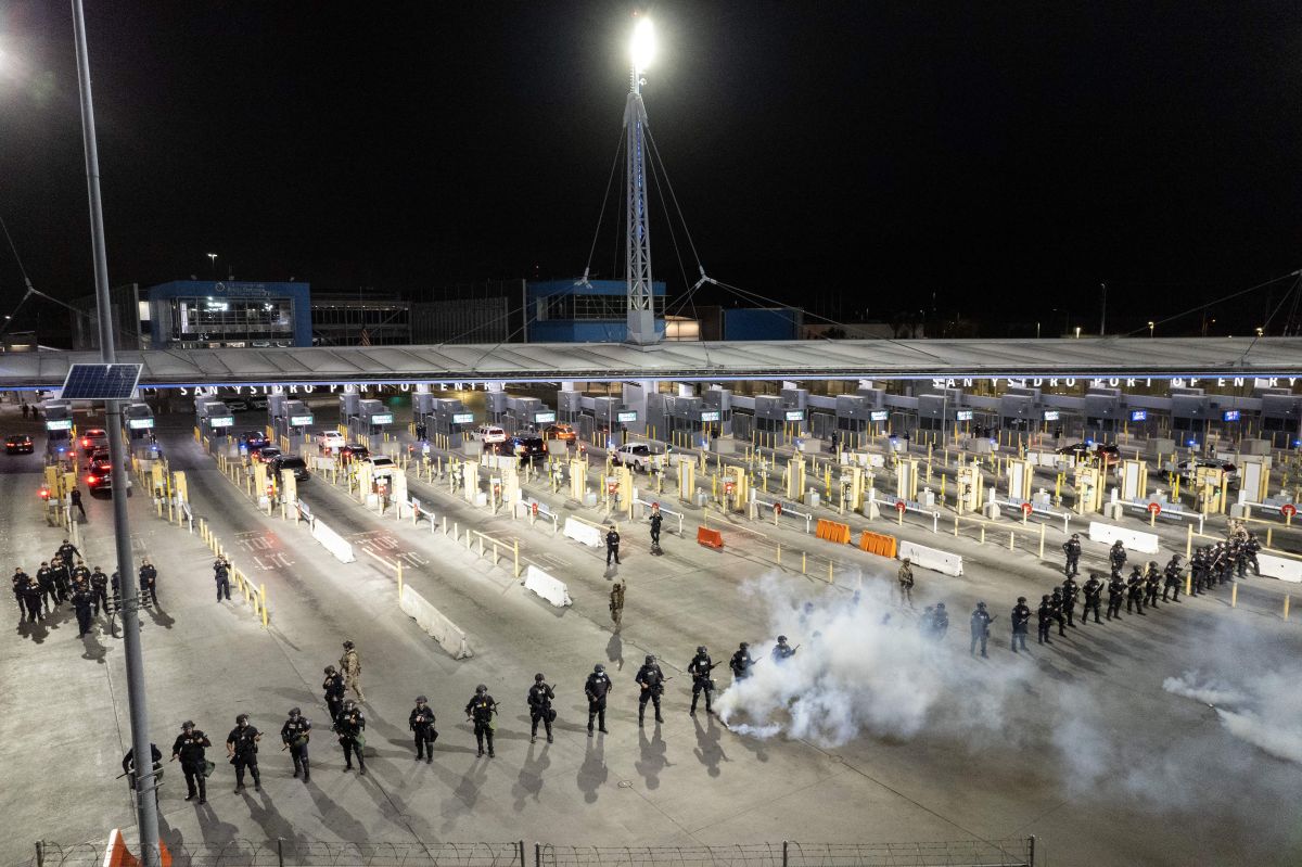 Oficiales de CBP realizan un simulacro en la garita San Ysidro en la frontera entre EE.UU. y México cuando se espera un arribo masivo de inmigrantes.