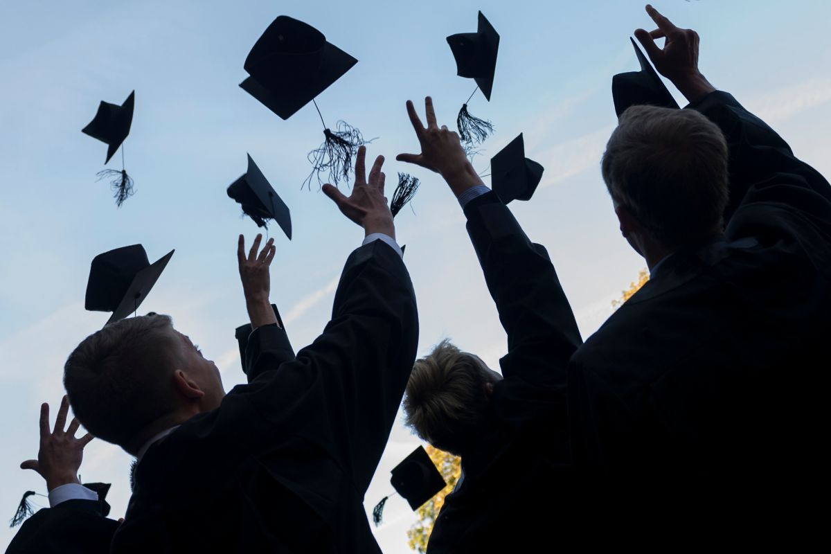 La foto muestra una graduación escolar.