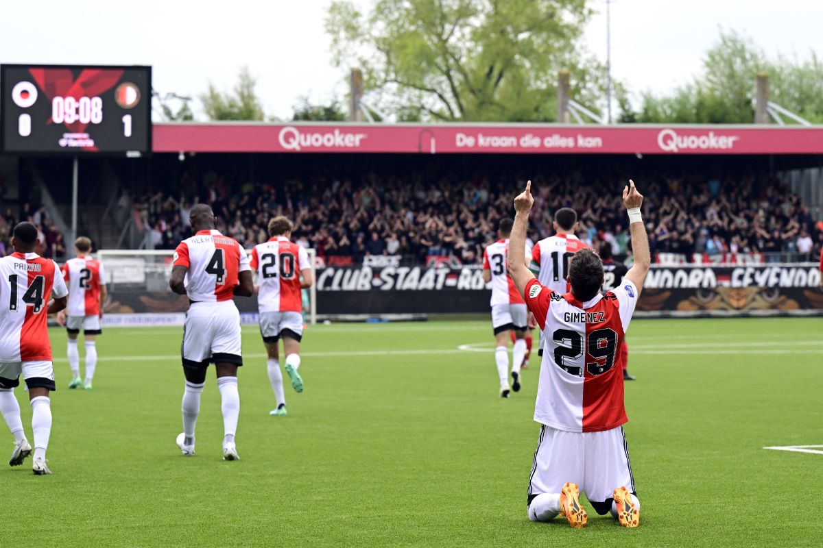 Santiago Giménez celebrando gol con el Feyenoord.