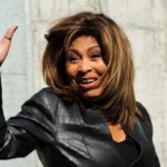 Tina Turner salió huyendo de la casa que compartía con el papá de sus hijos.
