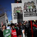 Los maestros de Oakland exigen mejores condiciones de trabajo, además de un aumento salarial.