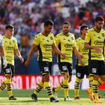Jugadores de Mazatlán en lamento en la Liga MX.