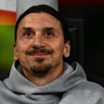 Zlatan Ibrahimovic en el banquillo del AC Milan en Champions ante Inter.