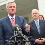 El presidente de la Cámara, Kevin McCarthy y el líder de la minoría del Senado, Mitch McConnell, durante la rueda de prensa sobre el techo de la deuda.