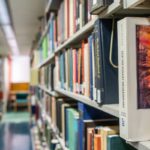 La censura de libros de historia de EE.UU., temas de racismo y LGBT está aumentando en bibliotecas escolares.