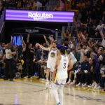 Klay Thompson es ovacionado tras uno de sus 8 triples contra los Lakers.