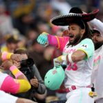 Fernando Tatis Jr. celebra uno de sus dos jonrones poniéndose el sombrero de charro que trajeron de México.