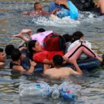 Cientos de inmigrantes cruzan el Río Bravo para ingresar a EE.UU. el 11 de mayo de 2023 desde Matamoros, en México.