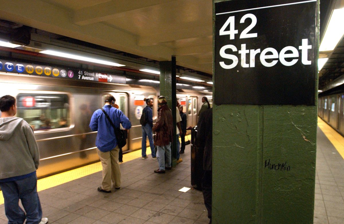 Neely era conocido por como un músico callejero del metro que realizaba rutinas de baile disfrazado de Michael Jackson.