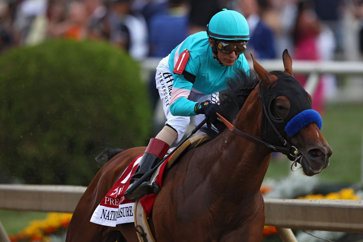 John Velázquez se lleva el Preakness Stakes montando al ejemplar National Treasure.