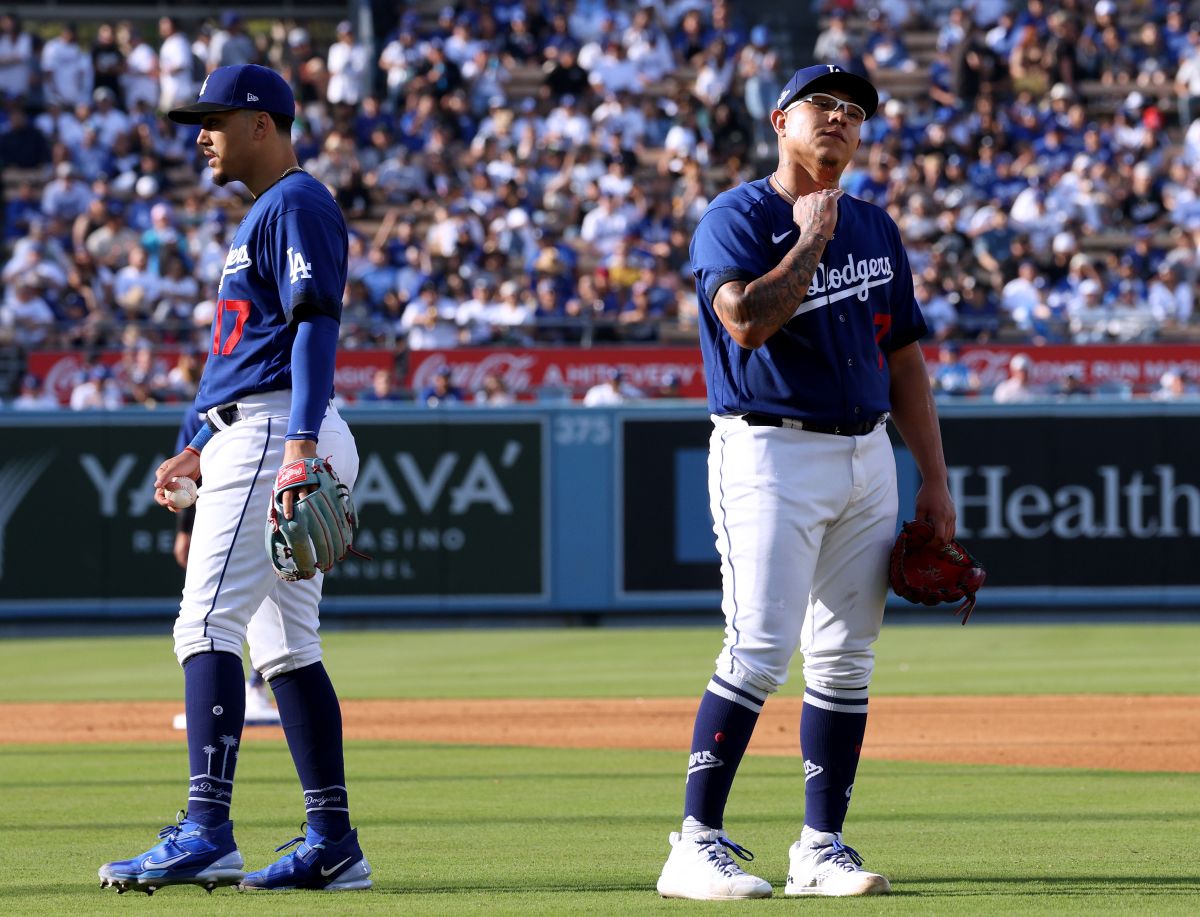 Julio Urías (der.) y el infielder Miguel Vargas durante el juego contra los Padres en Dodger Stadium.
