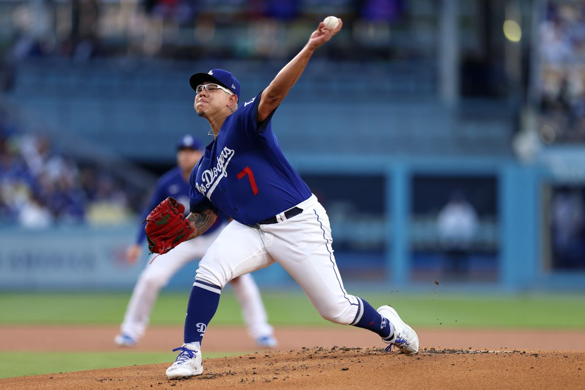 Julio Urías lanza en el juego contra los Phillies en Dodger Stadium.