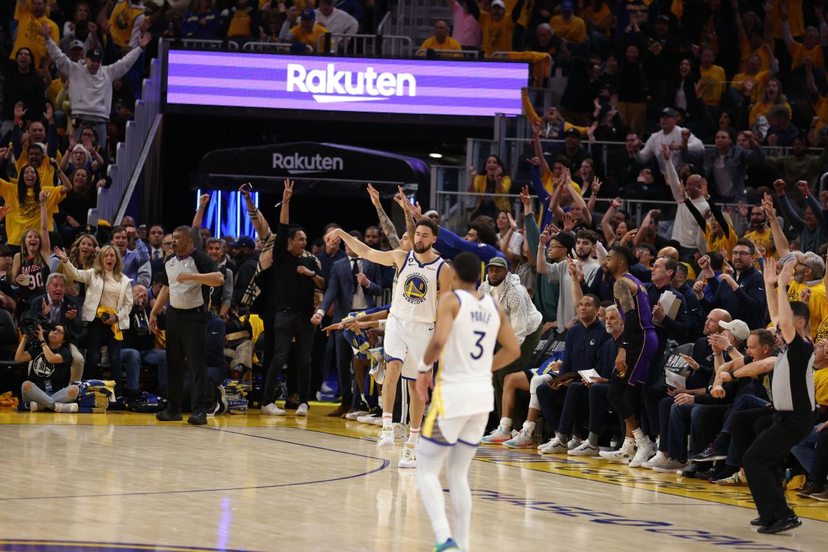 Klay Thompson es ovacionado tras uno de sus 8 triples contra los Lakers.