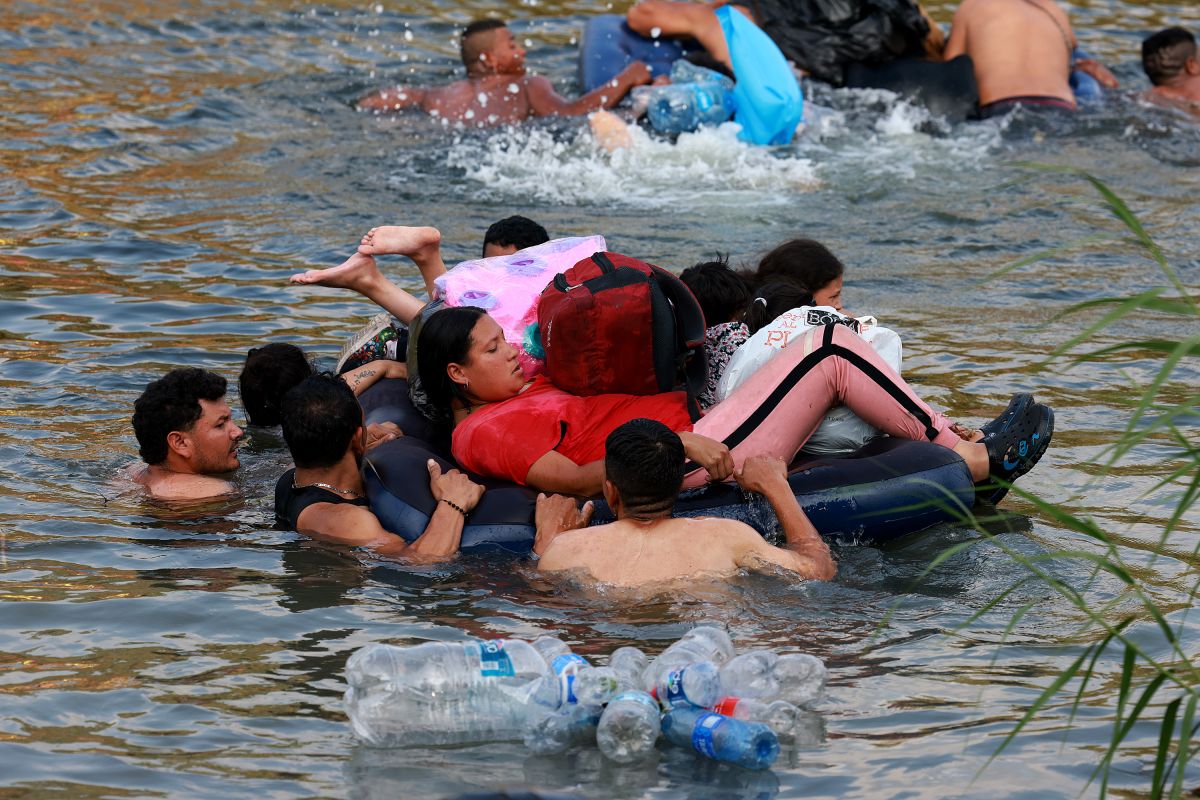 Cientos de inmigrantes cruzan el Río Bravo para ingresar a EE.UU. el 11 de mayo de 2023 desde Matamoros, en México.