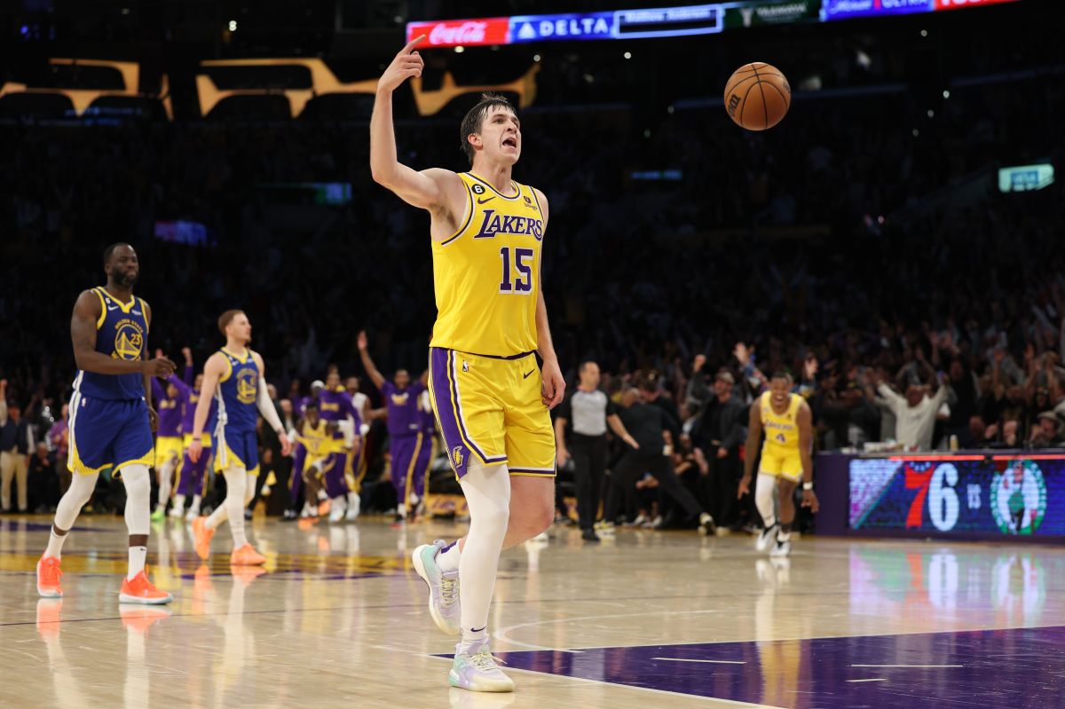 Austin Reaves celebra un largo enceste antes de finalizar el primer medio del juego 6 entre Lakers y Warriors.