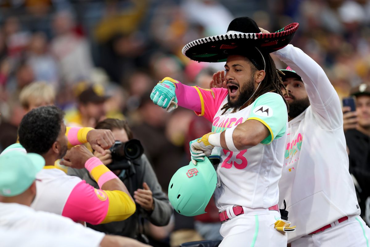 Fernando Tatis Jr. celebra uno de sus dos jonrones poniéndose el sombrero de charro que trajeron de México.