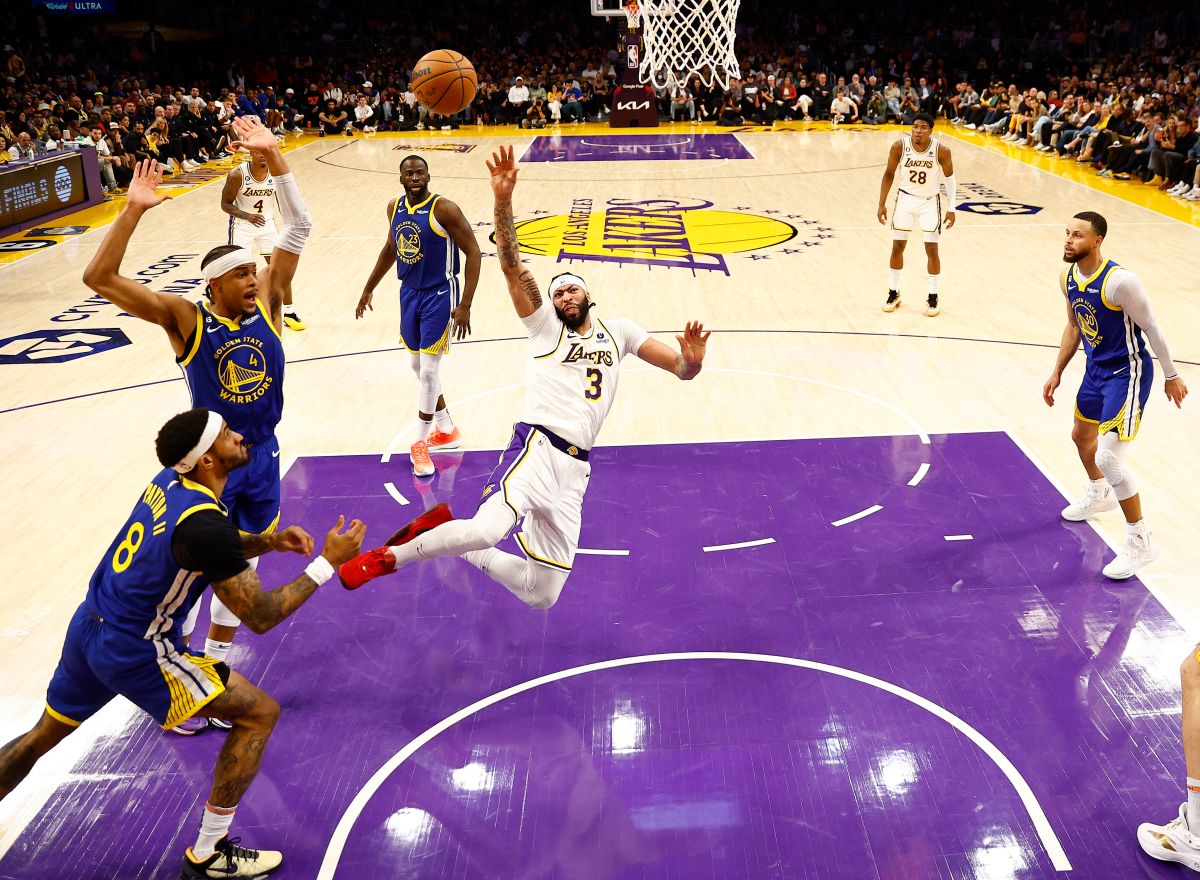 Anthony Davis lanza un tiro fuera de balance durante el juego 3 de la serie entre Lakers y Warriors.