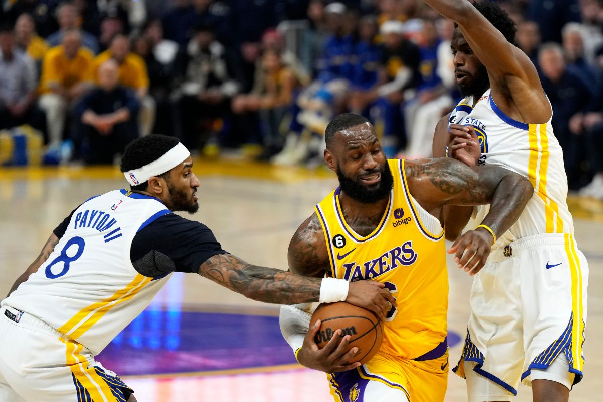 LeBron James es asediado por Gary Payton II en el quinto partido de la serie entre Lakers y Warriors.