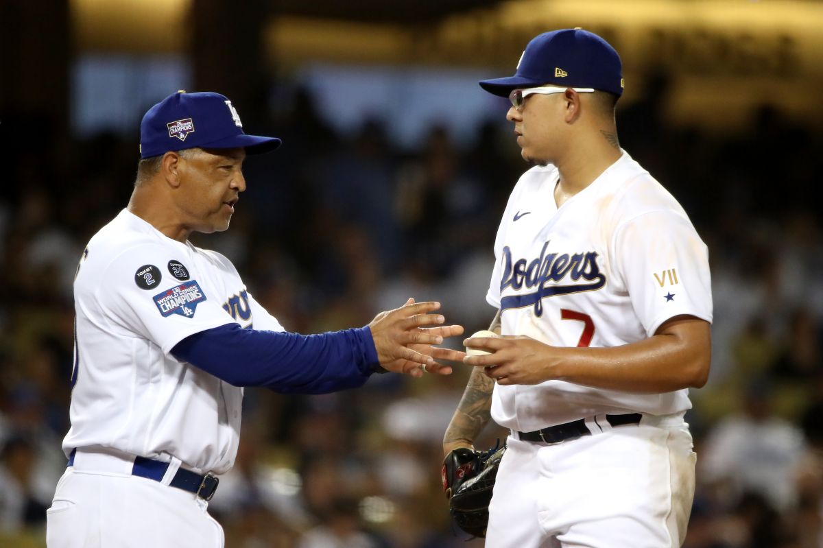 Julio Urías y Dave Roberts. 