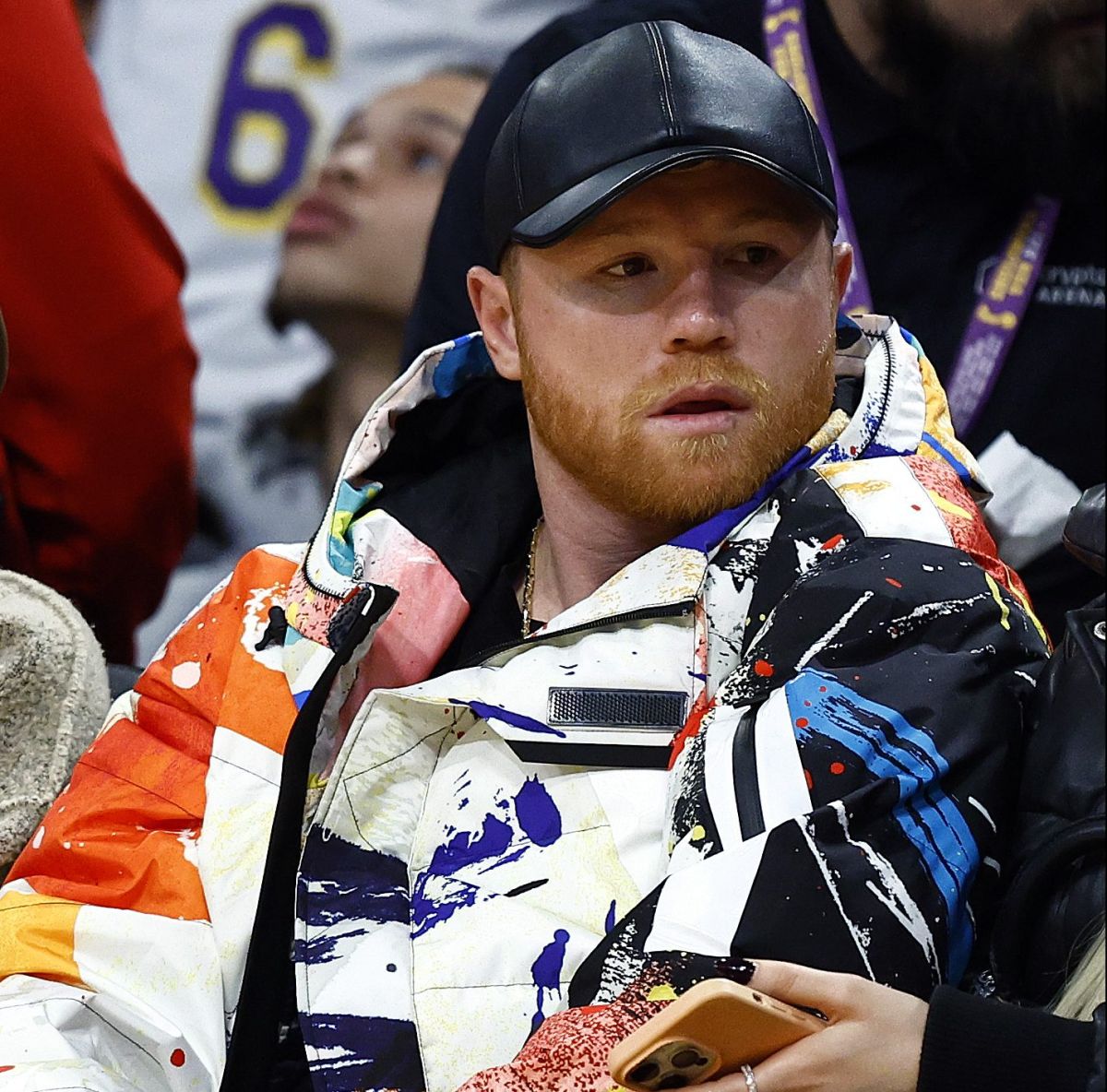 Canelo Álvarez viendo a Los Angeles Lakers jugar.
