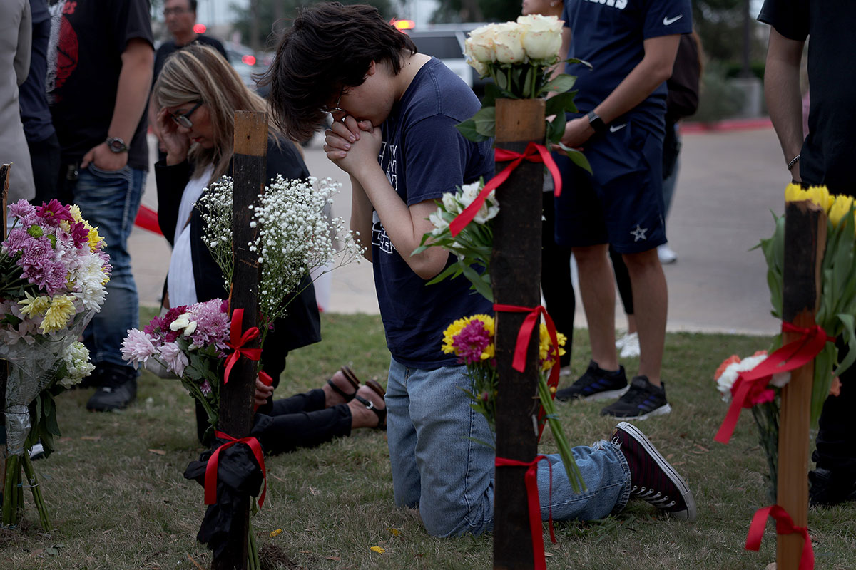 Familiares colocan memorial por las víctimas del tiroteo en el centro comercial Allen Premium Outlets en Texas.