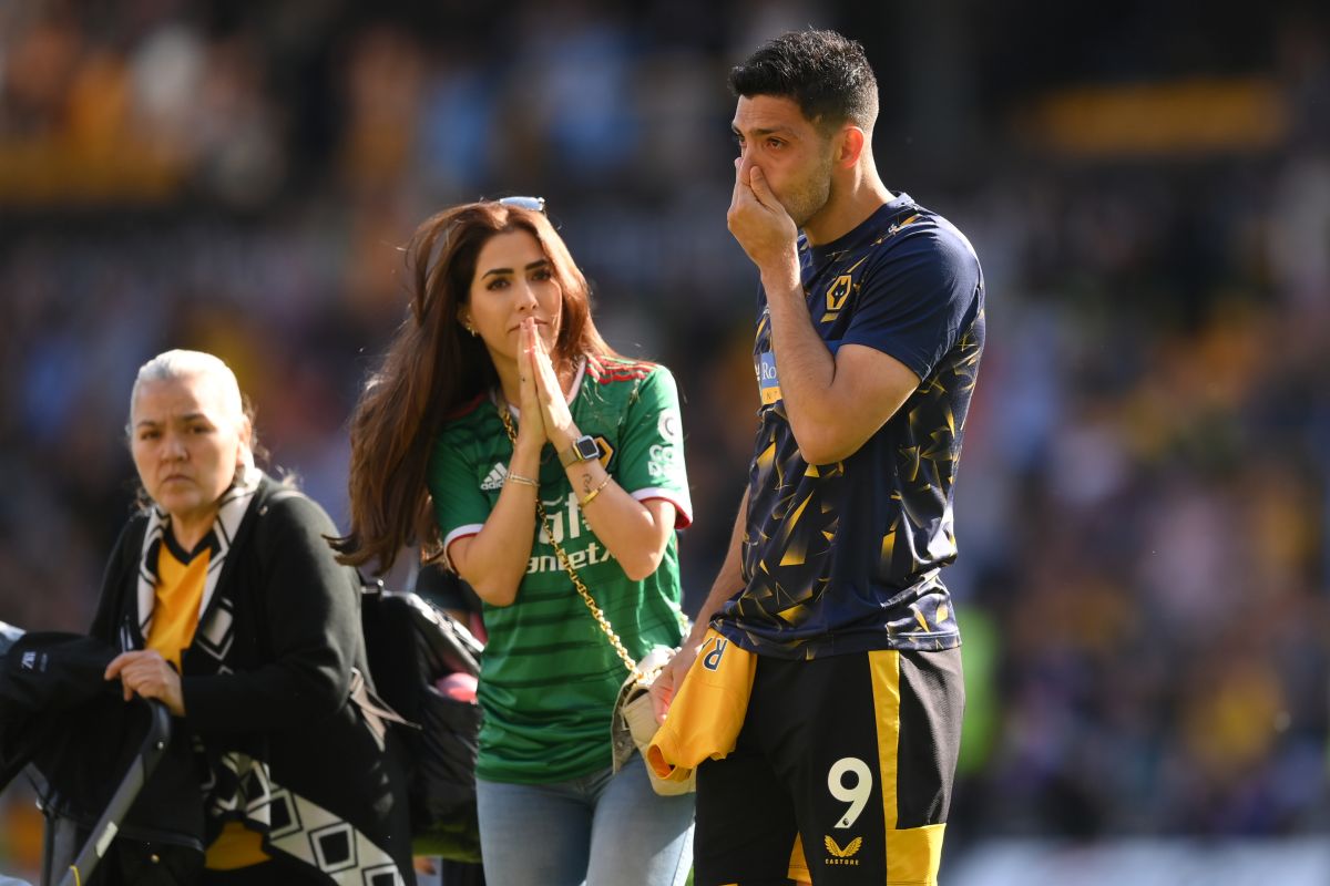 Raúl Jiménez llorando al final de un partido del Wolverhampton. 