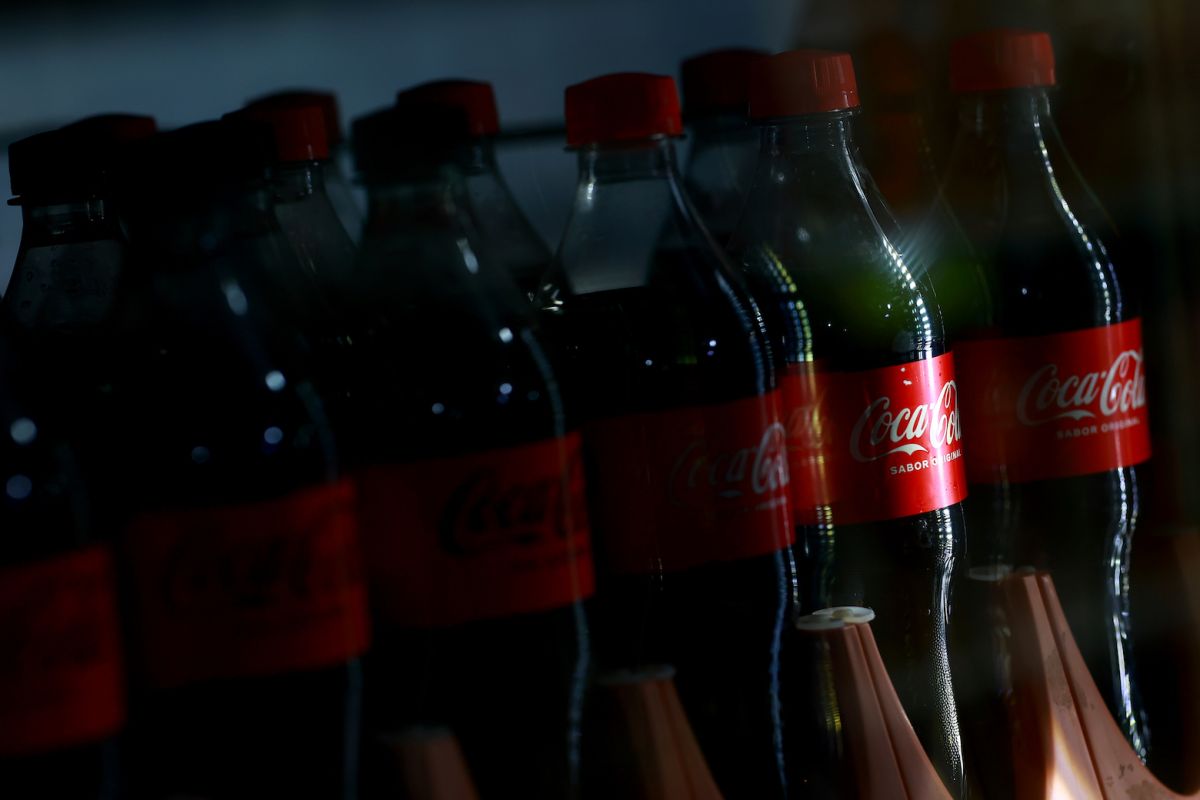 En la pequeña fábrica clandestina había 130 cajas de plástico con seis botellas grandes y unas 800 cajas que contenían 24 botellas de cristal cada una. / Foto: Getty Images