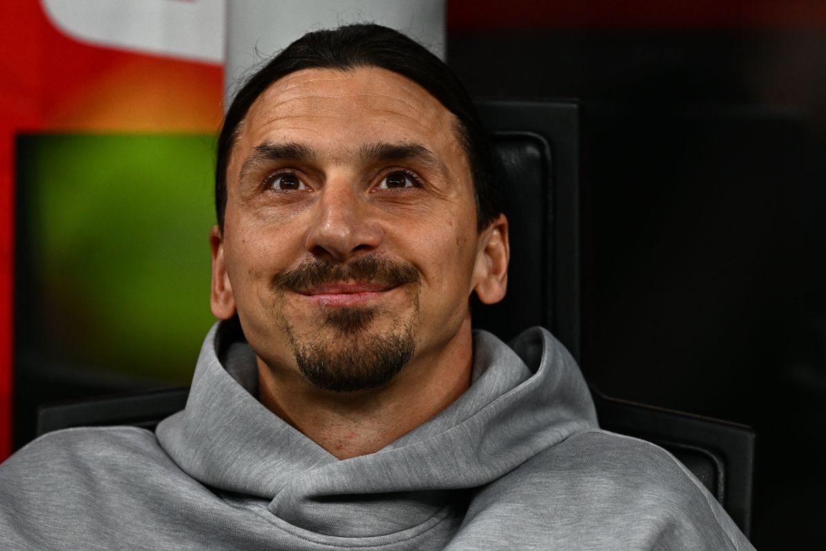 Zlatan Ibrahimovic en el banquillo del AC Milan en Champions ante Inter.