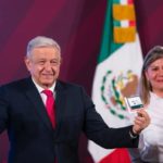 El presidente Andrés Manuel López Obrador junto a la maestra Rocío Mejía, directora general de Financiera para el Bienestar presentan la tarjeta Bienestar para el envío de remesas. (Cortesía Gobierno de México)